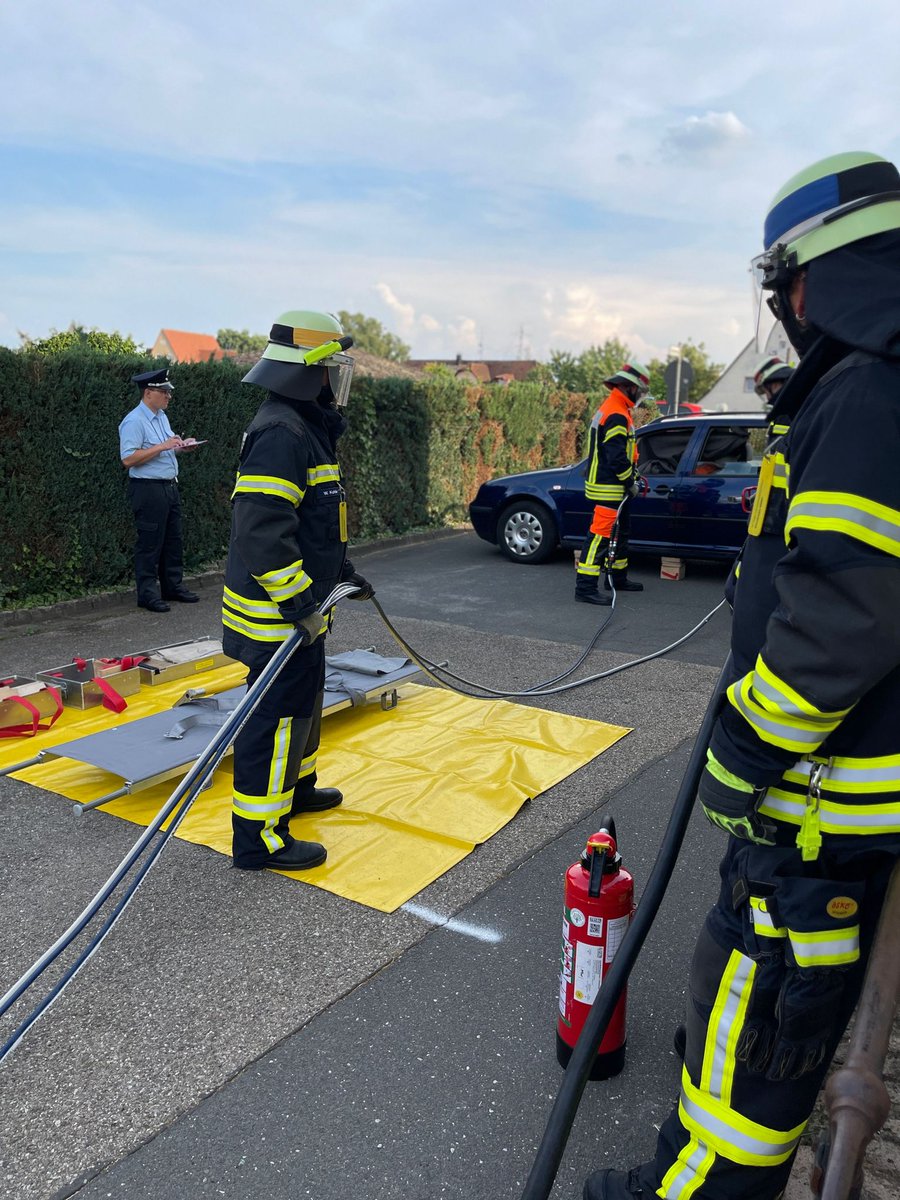 Leistungsabzeichen THL bestanden: Eine gemischte Gruppe der FF Groß- und Kleinweismannsdorf hat die Leistungsprüfung mit 0 Fehlerpunkten bestanden!

Es gratulierten unter anderem KBR Bauer, KBM Zeilinger sowie Kommandant  Schiffermüller.

#ffw #freiwilligefeuerwehr #feuerwehr