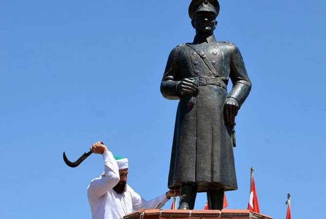 Biraz fen bilseydin elindeki demirle dökme bronzu kıramayacağını bilirdin. 

Biraz matematik bilsen bir ip bağlayıp kaç derece açı ile minimum ne kadar kuvvetle çekeceğini hesaplaya bilirdin 

ama yok size sadece cihad öğrettiler böyle kör orakla sağa sola saldırın diye. 

Daha