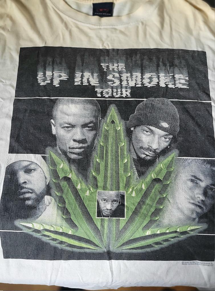 VVarrenS's tweet image. The Up In Smoke Tour 💨 

Tshirt + VHS + Pics (Toronto)

My favorite concert

July 2000