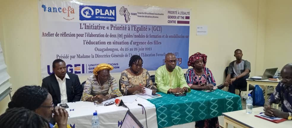 Monday Energy! 🌟 Today, Burkina Faso's Ministry of #Education, in collaboration with @RsFawe & @UNGEI's #GCI launched a capacity building and awareness workshop on girls' #EducationInEmergencies for 30 education actors! 🤝
Let's transform #education together this week! 🇧🇫