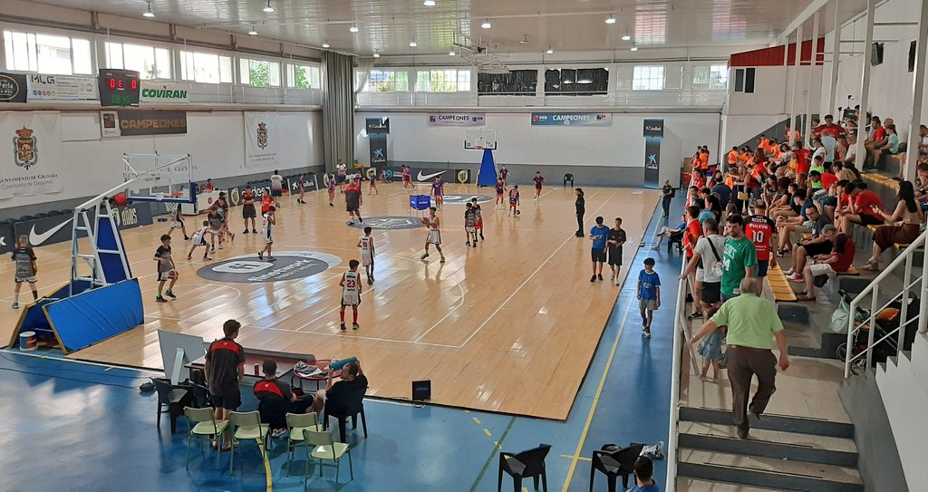 CoviranGranada's tweet photo. ¡Balón al aire en el pabellón Veleta!

👉 @OYAabogados FCBG 🆚️ @cd_inicia. https://t.co/316TQomsCj