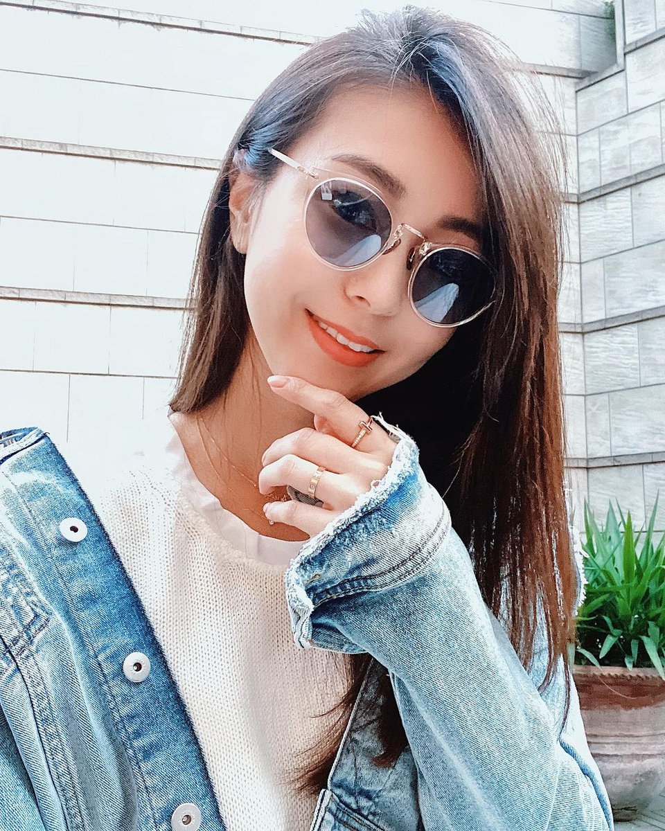 Erancryptp's tweet photo. 😊📷📷📷 Her smile is warm and charming, making the heart happy. Her demeanor is elegant and generous, calm and comfortable, giving people a sense of nobility and elegance.  #charmingwoman #rational #mature #maturerational #beauty #grace #sexy #pretty #stable #dignified https://t.co/B44GT9YJln