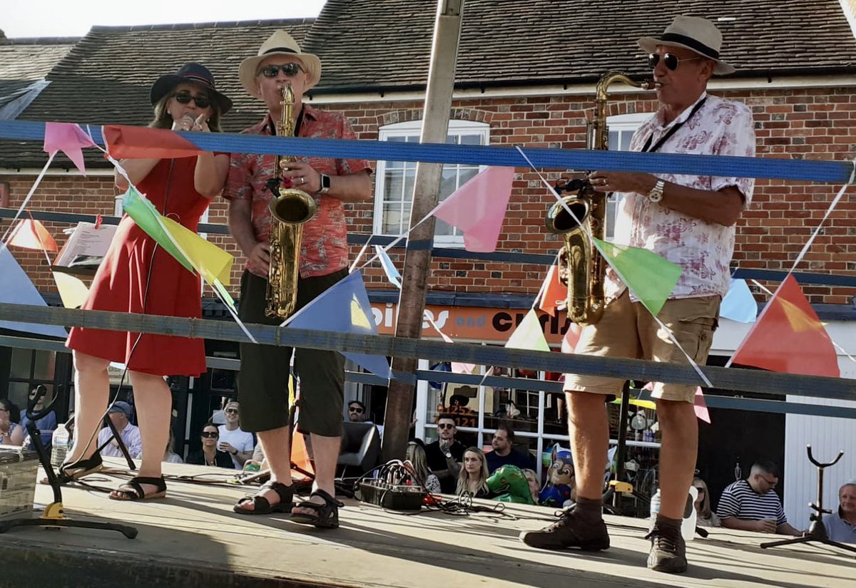ootb_jazz's tweet photo. Great fun playing in the Farnham Carnival parade this weekend! 😎 https://t.co/UnWlGD6elK
