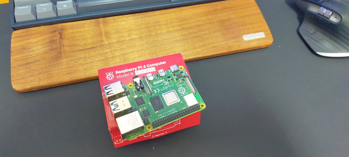 alxpefa's tweet photo. The master part of my new home server. What will be the next? #raspberrypi #homecluster #Kubernetes https://t.co/IGUZV6xO3O