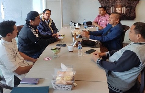 JackUmarali3's tweet photo. @musniumar Itu org2 yg ada di foto, ingetin prof @musniumar ini.suruh berhenti medsosan. Sdh berkali2 blunder, cuma jadi beban aja https://t.co/0NdtSffXMA