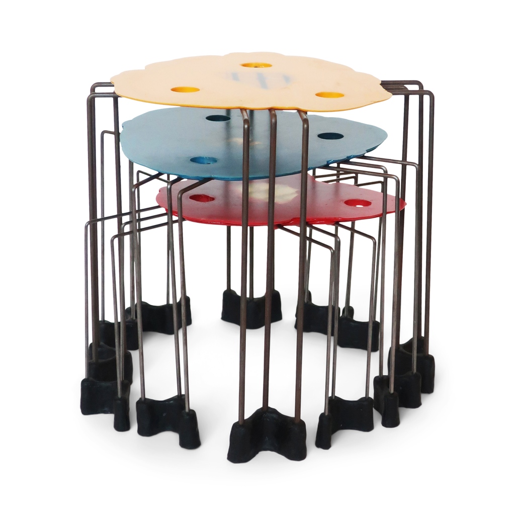 An exceptional set of 12-legged Triple Play tables designed by Gaetano Pesce for Fish Design in 1996 are up on site now

#gaetanopesce postmodern #postmoderndesign #postmodernism #interior #decor #minimal #sculpture #vintagedecor #midcenturymodern #modernism #italy #italia