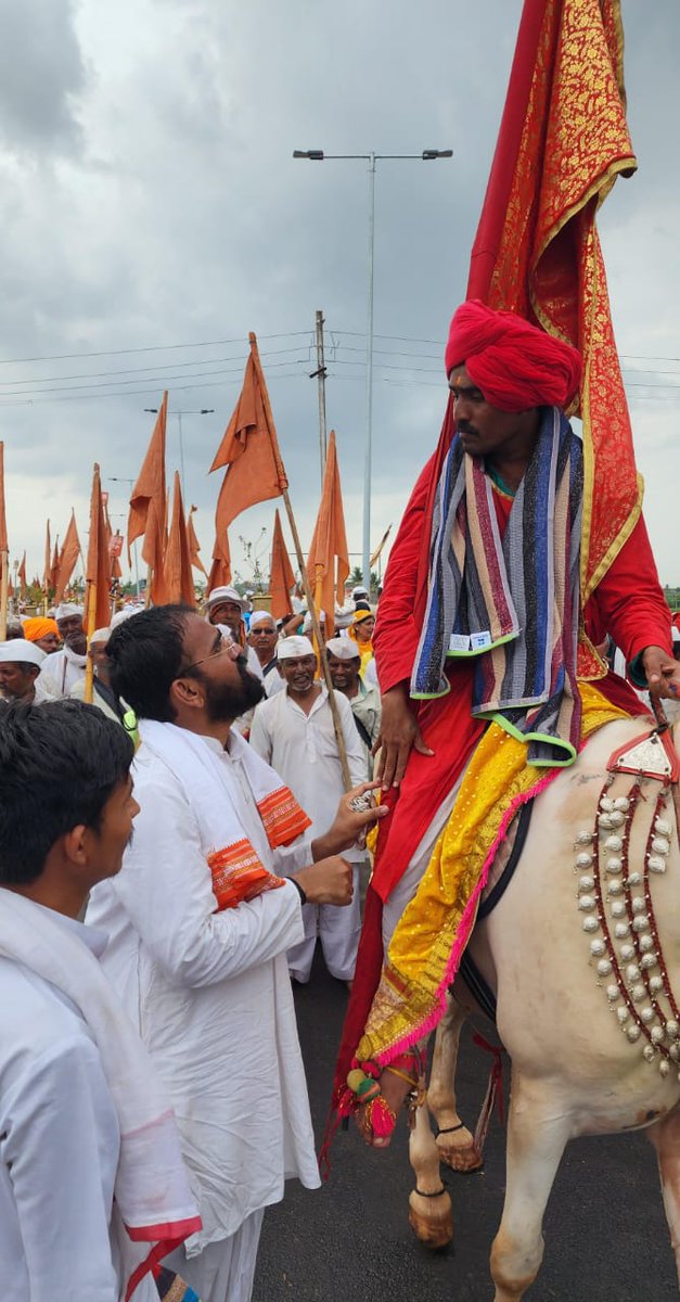 shekhar_mundada's tweet photo. सेवा वारी आपल्या गावी
महा एनजीओ फेडरेशन द्वारा संत श्रीज्ञानेश्वरमहाराज यांचे अश्वसेवक तुकारामदादा कोळी व अक्षय परीट यांना आज कापडी बूट व टॉवेल्स सुपूर्द केले. माउलींच्या सोहळ्यातील रिंगणात यांची महत्वाची भूमिका असते.
#wari2023 #mahango #MahaNGOFederation #महाएनजीओफेडरेशन #Wari #वारकरीसेवारथ
@narendramodi @Dev_Fadnavis @cbawankule @BJP4India @BJP4Maharashtra @ChDadaPatil @SriSri @GovindaDevGiri