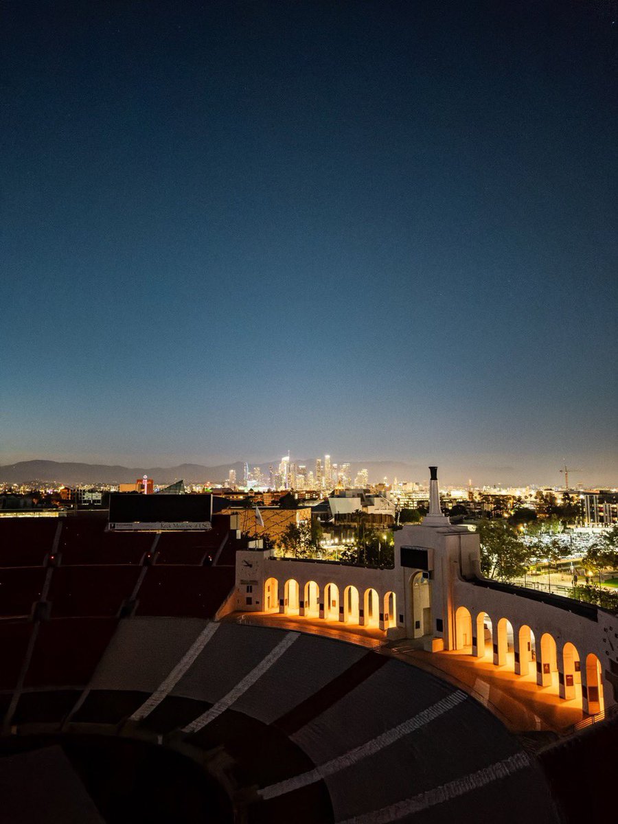 Love our city ✌️ the countdown to kickoff continues… 

(via <a href="/robwashiii/">robwashiii</a>)