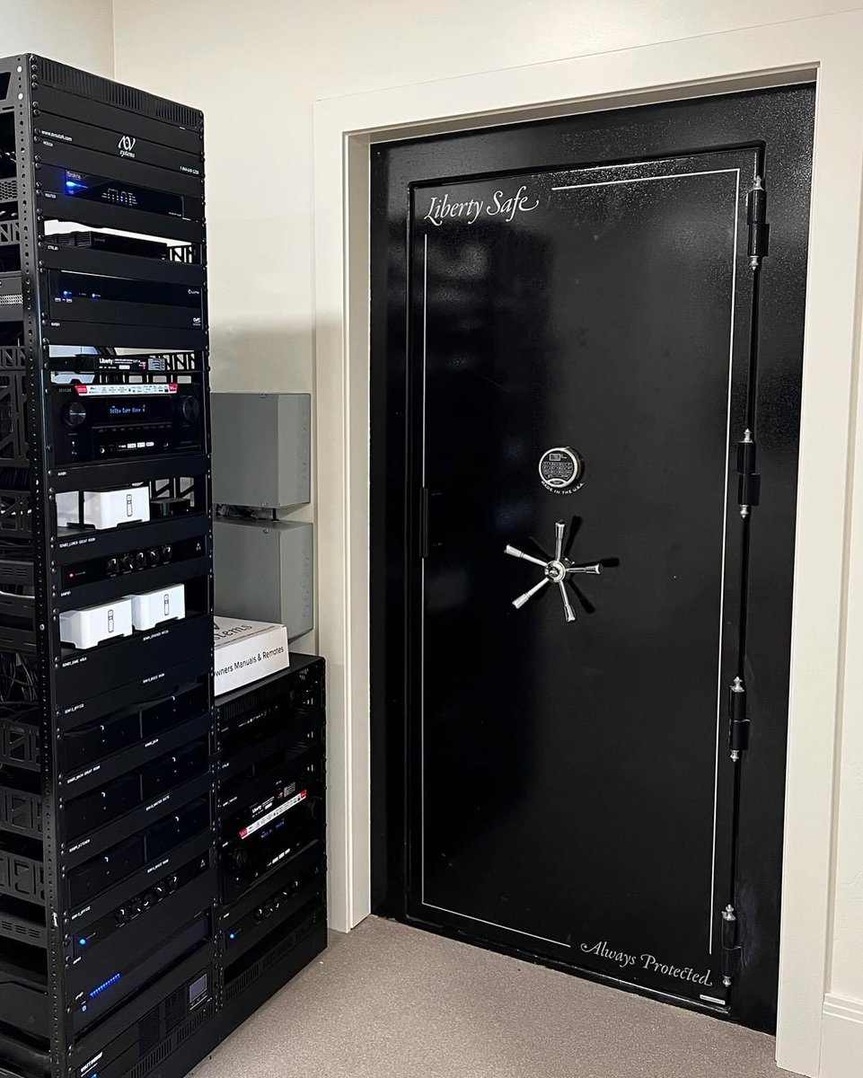 libertysafeinc's tweet image. Liberty Safe Beast Vault Door featured in @uvparade 🗽🏔️
#libertysafe #alwaysprotected #madeinusa #paradeofhomes #vaultdoor