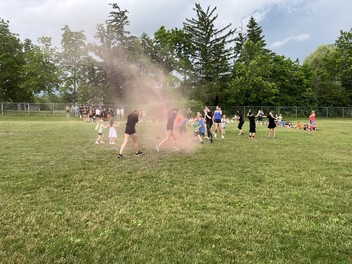 neaters77's tweet photo. Had an amazing Chalk Storm with our Intermediate @TFFSchoolRuns @TerryFoxCanada Terry Team and top fundraisers! @PsStevensville raised over $8800 for our 2022 Run! Community support is incredible! https://t.co/QQJqKHiSoy