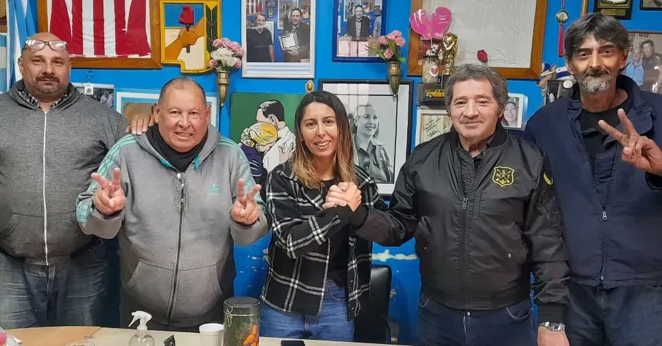 BeronTaxi's tweet photo. #Juntos Reunión de #trabajo con los compañeros taxistas de la Parada de Taxis de calle 7 y 47 "Papirri" #Delegado de la #ParadaTaxis, Carlos Petoyan nuestro  Secretario de Organización. 
#juliogarro2023
#SindicatoUniónConductoresDeTaximetrosLaPlata https://t.co/TJKEUP4WLS