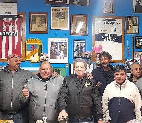 BeronTaxi's tweet photo. #Juntos Reunión de #trabajo con los compañeros taxistas de la Parada de Taxis de calle 7 y 47 "Papirri" #Delegado de la #ParadaTaxis, Carlos Petoyan nuestro  Secretario de Organización. 
#juliogarro2023
#SindicatoUniónConductoresDeTaximetrosLaPlata https://t.co/TJKEUP4WLS