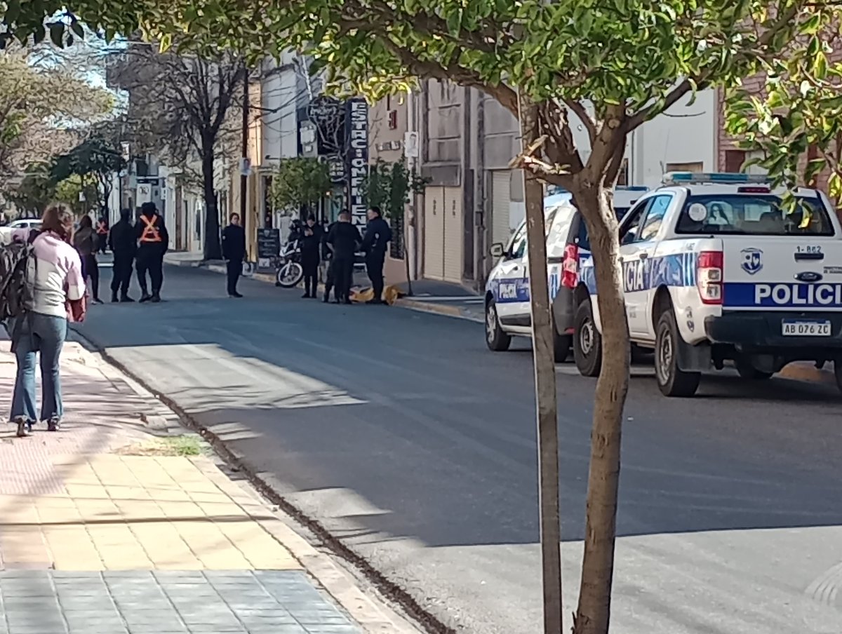 Una mujer murió en plena vía pública y se desconocen los motivos.
El cuerpo sin vida quedó en el costado de un cordón en la calle bolivar entre Colon y Rivadavia. 
Trabaja la policía. 
Bolivar cortado a la altura Colón.#SanLuis