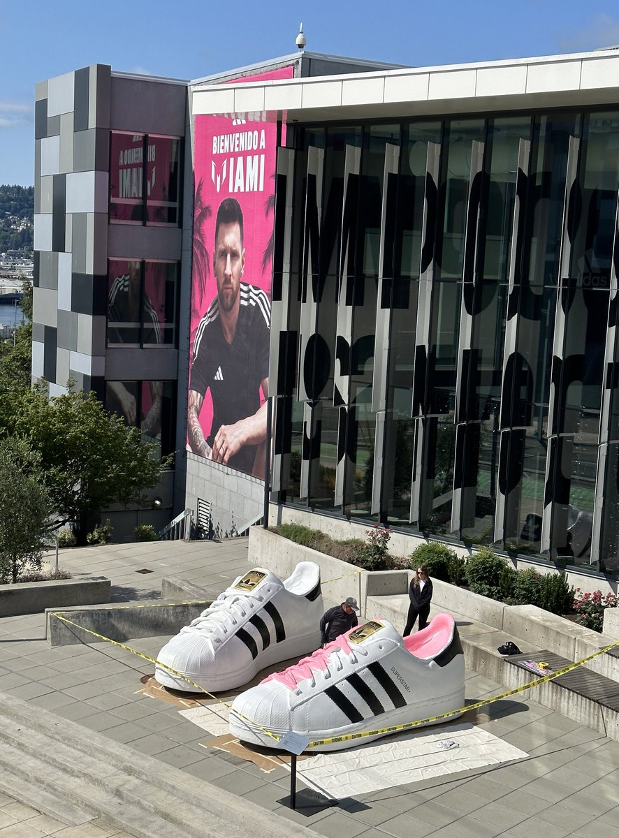 💅 painting the Superstars pink for Messi + Miami.
