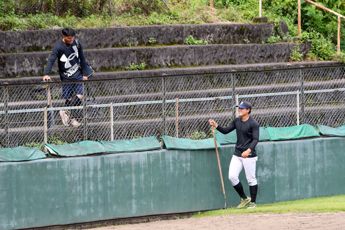 redcopen24's tweet photo. 2023.6.24
試合後に談笑するアスミビルダーズ藤原駿也選手(創志学園)とJFE西日本小引智貴投手(倉敷商)
惜しくも直接対決は実現ならず次回に持ち越し https://t.co/D30mcwWo4P