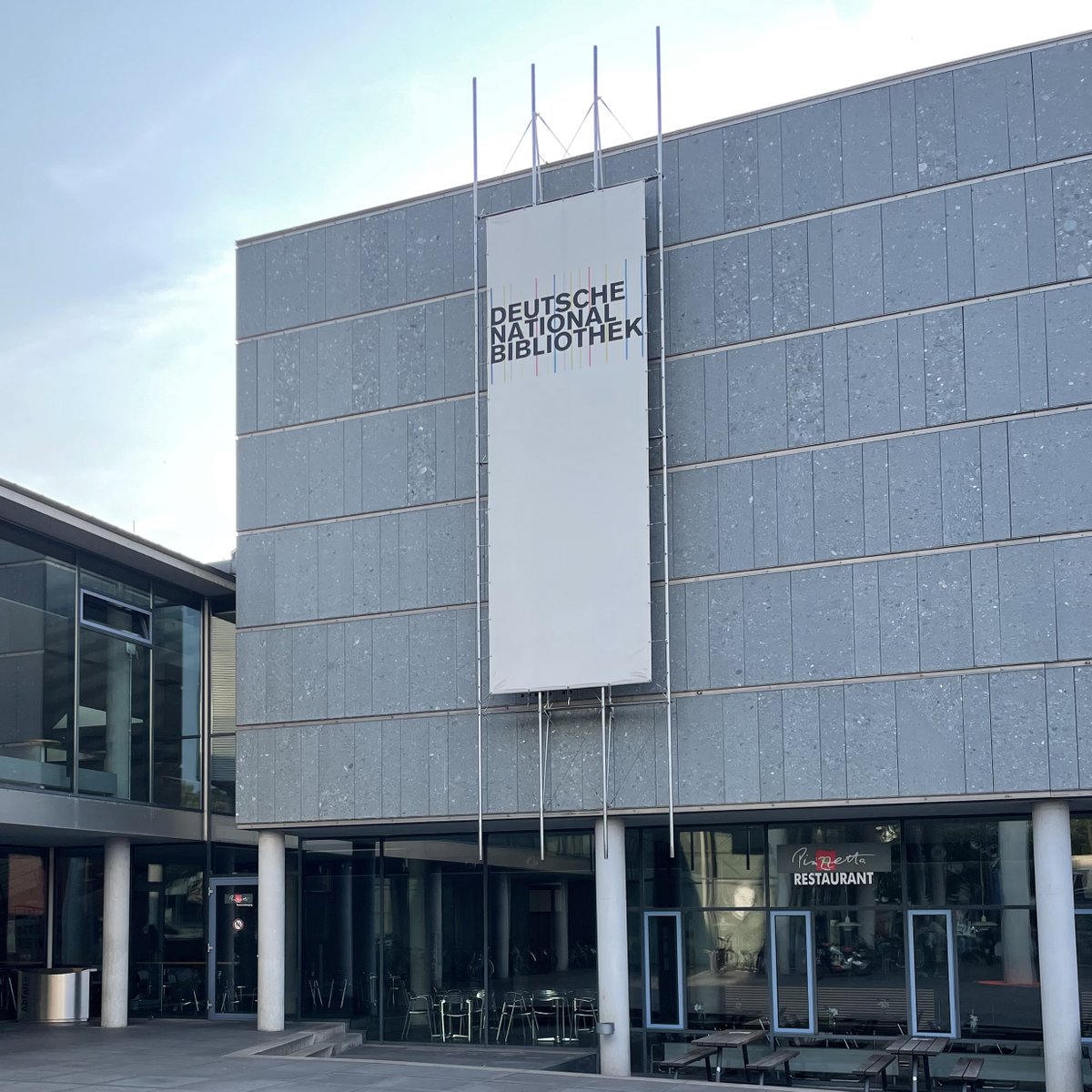 lilielbe's tweet image. Zur Recherche heute mal in die große Stadt gefahren 🏢
Und beim Einsehen von Artikeln über Hertha Wind gleich noch etwas zu Roberta Cowell gefunden 😊