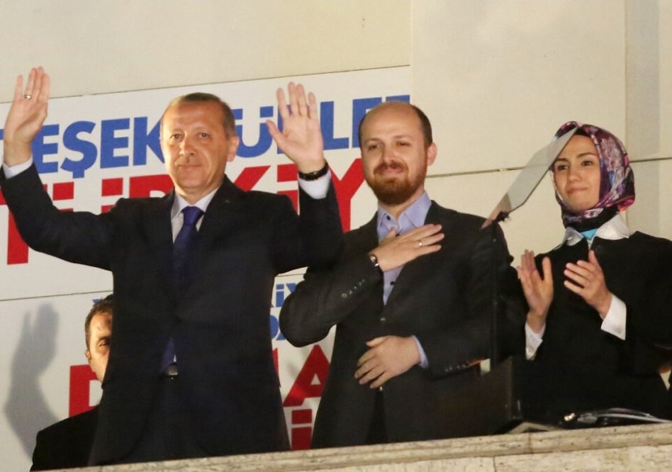 ABD ve İsveç’in resmi yolsuzlukla mücadele kurumları Bilal Erdoğan hakkında bir rüşvet incelemesi başlattı. 

ABD merkezli Dignita Systems şirketinin İsveç’teki şubesi, Bilal Erdoğan ile Türkiye’de hakim bir pazar konumu elde etmek için bir paravan şirkete ‘komisyon’ adı altında…