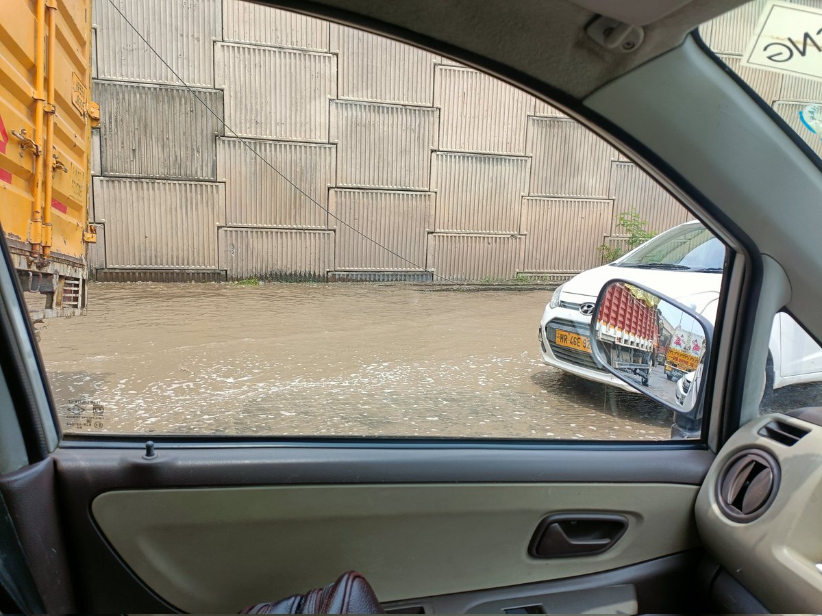 vinmaye19's tweet photo. Even after one day of rain we could not go to offices. Life is extremely difficult in new gurgaon that to after paying 30% marginal income tax. Huge tax on cars than toll of 80 rupees through fastag or 160 in cash. Situation Manesar toll till vatika https://t.co/d7czDNdkgS