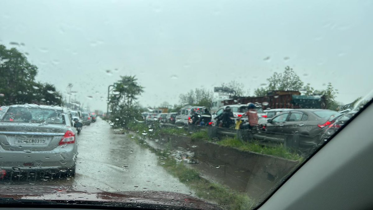 vinmaye19's tweet photo. Even after one day of rain we could not go to offices. Life is extremely difficult in new gurgaon that to after paying 30% marginal income tax. Huge tax on cars than toll of 80 rupees through fastag or 160 in cash. Situation Manesar toll till vatika https://t.co/d7czDNdkgS