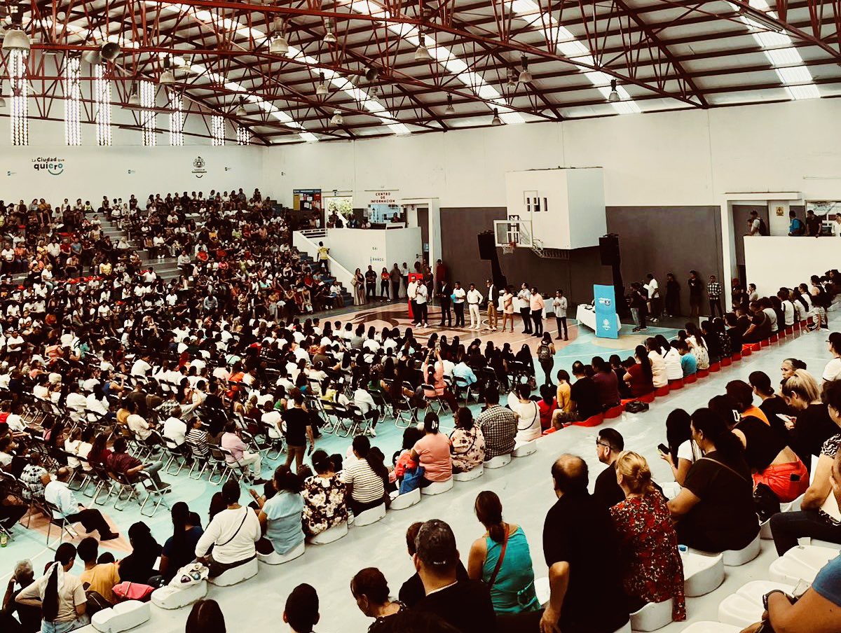 JaviRMendoza's tweet photo. Le estamos tomando protesta a los comités escolares de cada zona, conformados por la directora o el director, profesores, padres de familia y estudiantes de cada plantel, quienes nos ayudarán a vigilar la correcta entrega del programa #DeBuenasalaEscuela 🎒 https://t.co/aGnW2X2csT