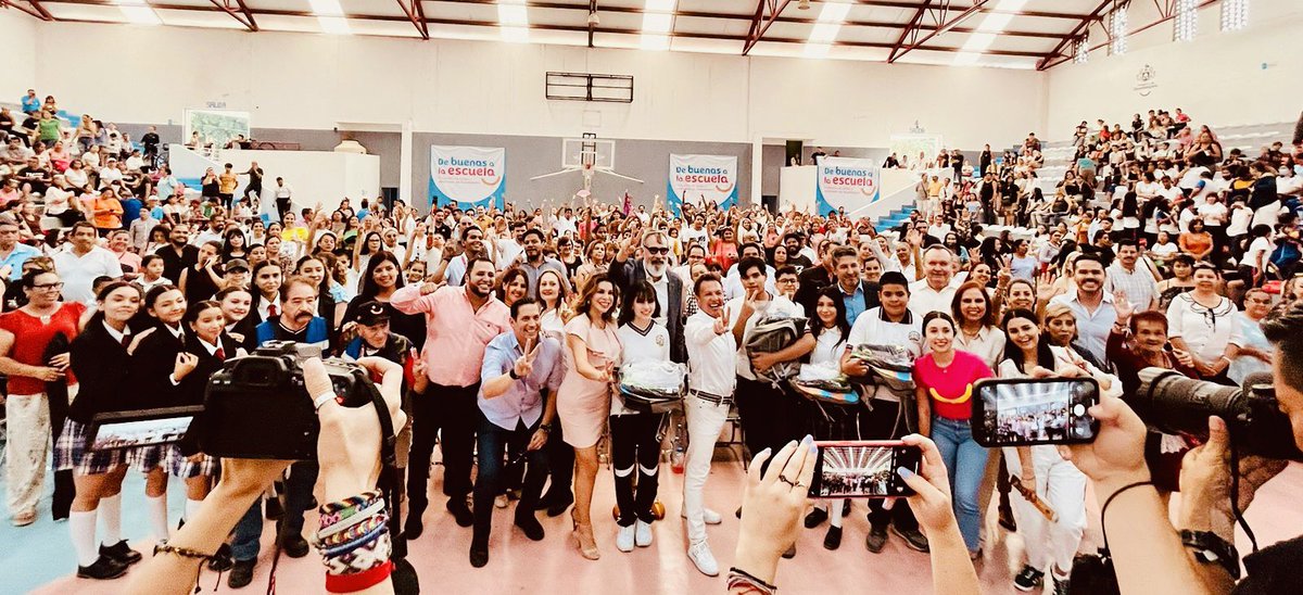JaviRMendoza's tweet photo. Le estamos tomando protesta a los comités escolares de cada zona, conformados por la directora o el director, profesores, padres de familia y estudiantes de cada plantel, quienes nos ayudarán a vigilar la correcta entrega del programa #DeBuenasalaEscuela 🎒 https://t.co/aGnW2X2csT