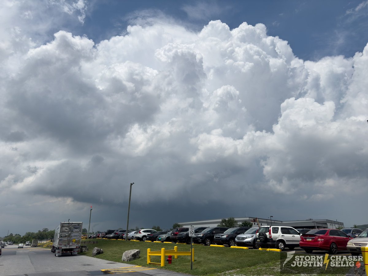 It’s happening in Berks County! ⚡️ Leeseport,PA looking NE @NWS_MountHolly #pawx