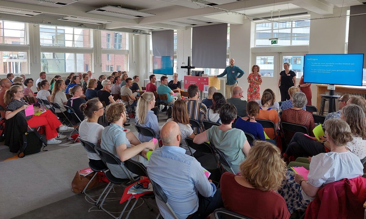 Vandaag volle bak bij het Zomersymposium! We presenteerden de lespakketten en projecten waar dit jaar aan gewerkt is. Workshops over het profielwerkstuk, de escape room en verhalend vertellen maakten het tot een geslaagde middag. Ben jij er volgend jaar ook bij?