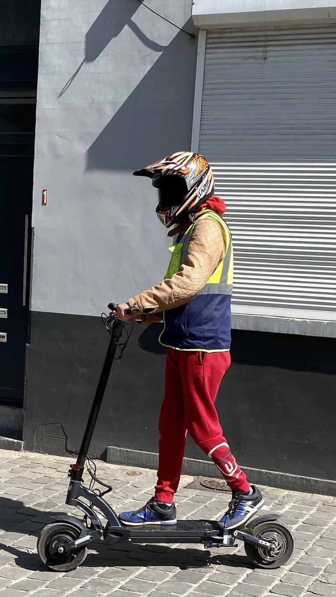 Moi….le roi des trottoirs à 60km/h …. #goodmove