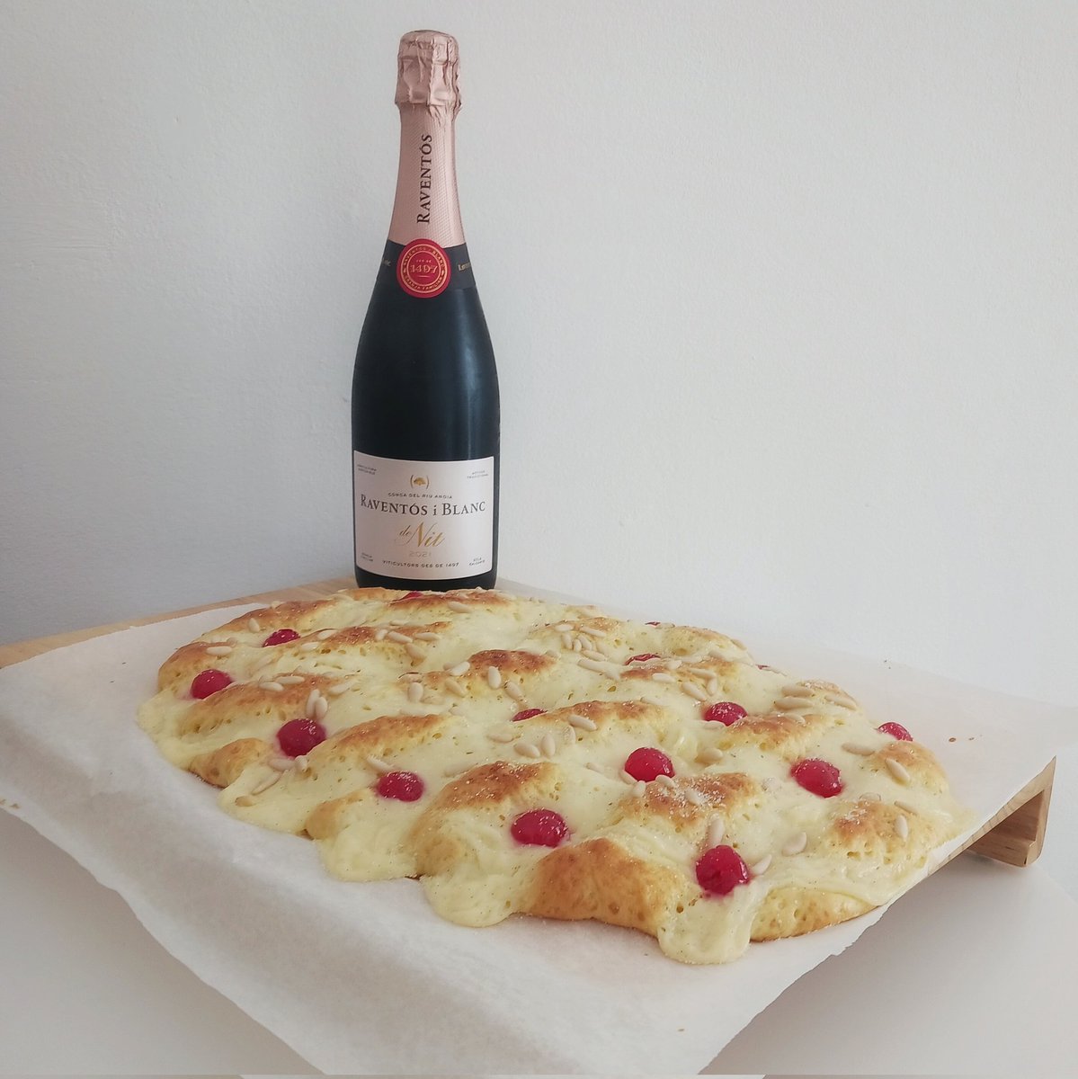 Aún con el buen sabor de boca de la coca de Sant Joan que este año hice en casa con la receta que Gessamí Caramés dio en <a href="/cuinesTV3/">Cuines</a> y la verdad es que es la mejor coca que he comido jamás. Acompañada con el exquisito De Nit, de <a href="/RaventosiBlanc/">Raventós i Blanc</a> 🩷 #sparklingwine #vicatala