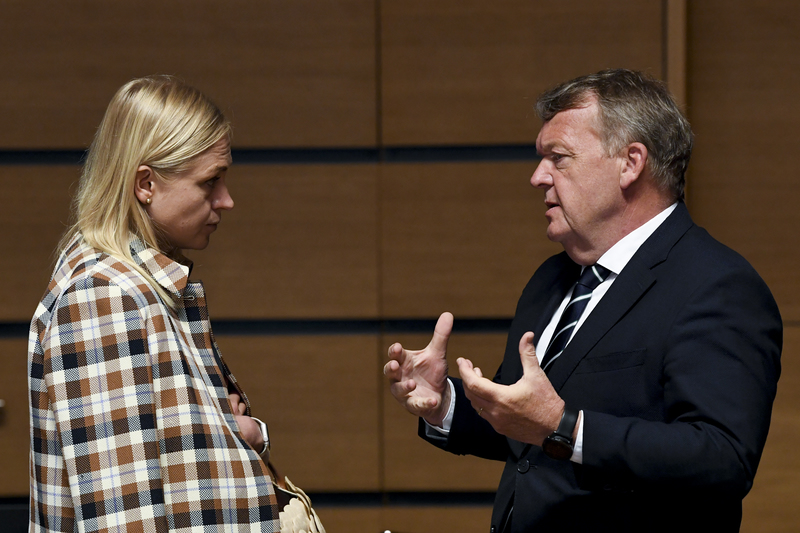 First encounter between 🇩🇰 @larsloekke and 🇫🇮@elinavaltonen at EU Foreign Ministers meeting in #Luxembourg today. Danish-Finnish relations are strong as ever. Kiitos! 

#dkpol #eudk