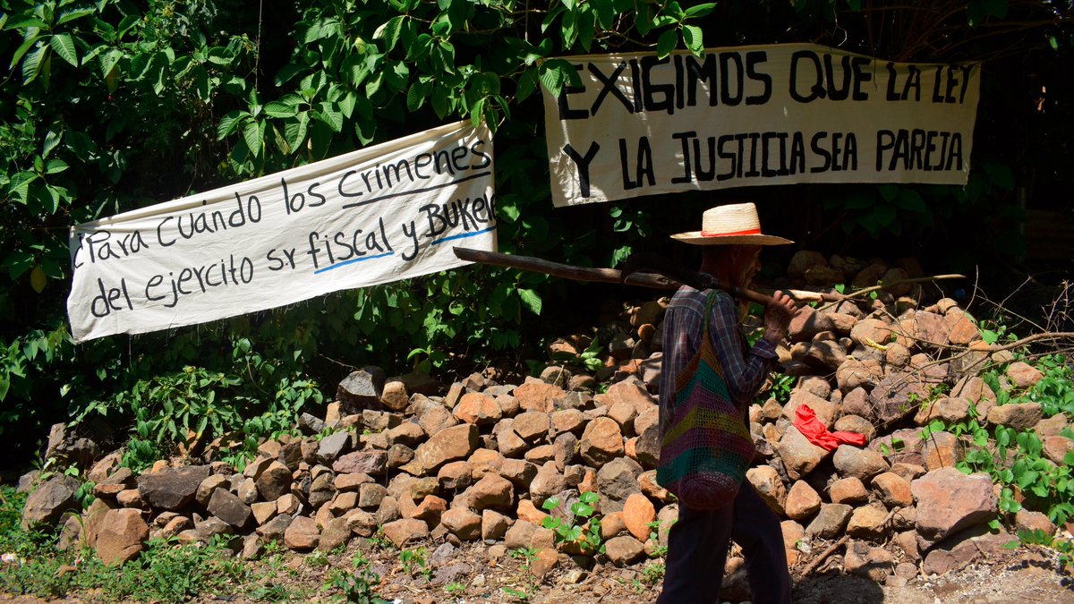 CSantaMarta1987's tweet photo. ��Justicia para las masacres! Con esta consigna y pancartas pobladores de Santa Marta recibieron a los fiscales y demás personal que esta mañana ingresaron para realizar la diligencia del Juzgado de Paz de Victoria de búsqueda y posible exhumación de los restos de doña María Inés. https://t.co/80gsHBt4mJ