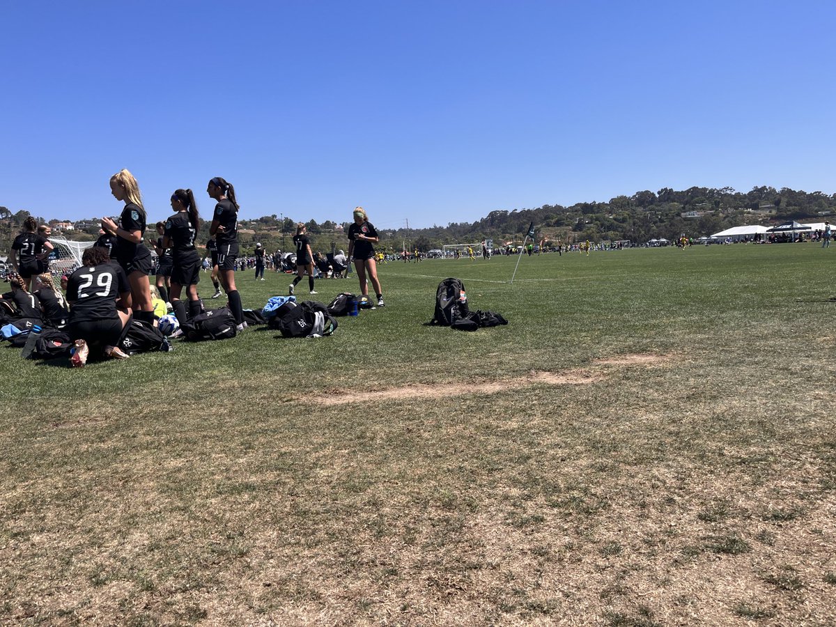 FCPGirlsEcnl's tweet photo. 2010s in warm up mode and watching their older siblings do battle with Placer Utd in a game currently tied 1-1.  2010s continue their campaign at 11.40 Pacific. Game can be found live https://t.co/Ku26cUquT3 
#3pointsneeded #itsgotime https://t.co/si4Oa7ihKk