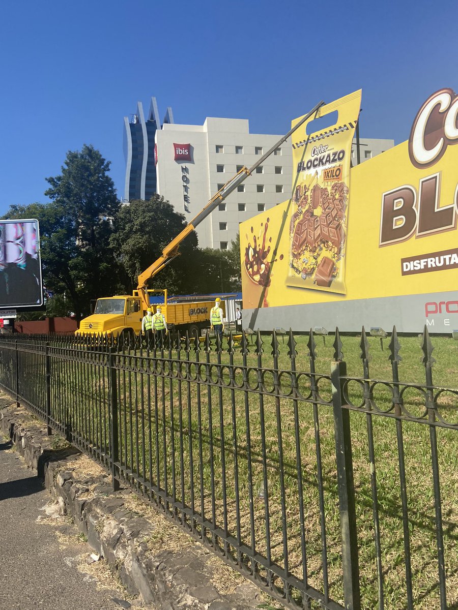 día 1: que purete, le pegaron el logo del cofler mientras hacen el montaje 
día 2: que kilombo para colgar esa gigantofria 
día 3: tanto van a tardar en ar….. AHHHH 

gran puta lo estupida y estafada que me sentí