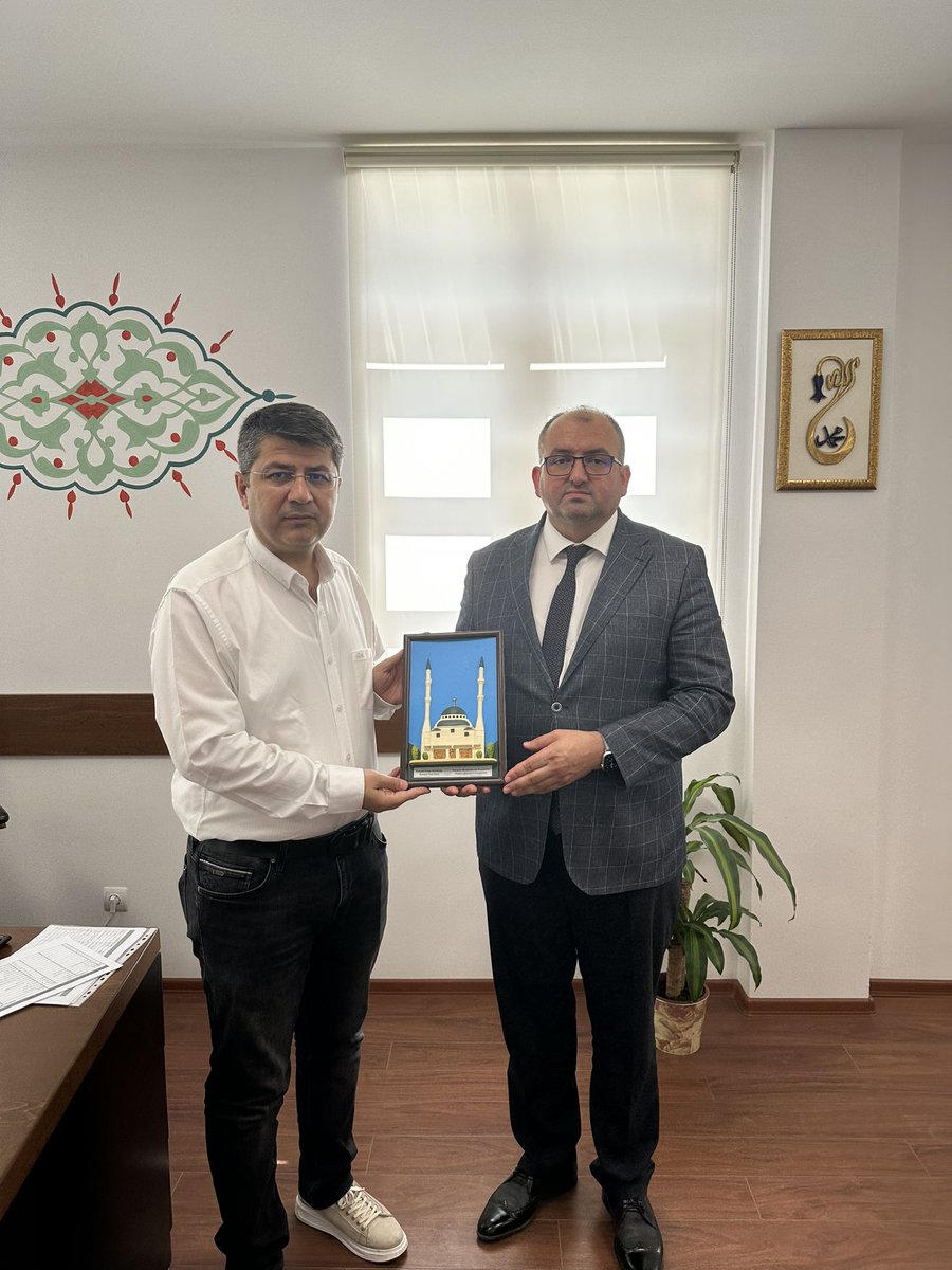 Edirne Valisi Sayın Hüseyin Kürşat Kırbıyık ailesiyle beraber Kırcaali Bölge Müftülüğü’nü ziyaret ettiler. 
Bölge Müftüsü Basri Eminefendi, Sağlık Bakanı Yardımcısı görevine atanmasından dolayı, yeni görevlerini tebrik ederek, ziyaretlerinden dolayı şükranlarını arz etti.