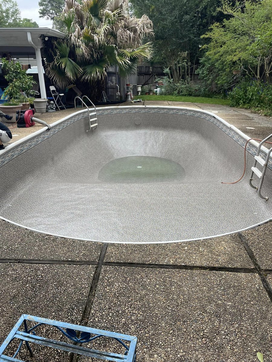 TaraPoolLife's tweet image. Wow! 😱 This transformation goes from drab to fab! 😏 Our Cascade Creek liner and Southern Pool Service made this oval pool look new. We love how this liner pattern mimics the decking around the pool and perfectly fits the feel of this backyard.

#cascadecreek #tarapools