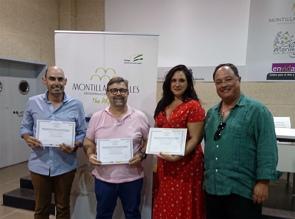 bodegaslaurora's tweet photo. Hoy han finalizado el Curso Técnico de Especialización en Vinos y Vinagres de Montilla-Moriles Edición Especial Bodegas nuestra R. de Comunicación en Eventos Fátima, nuestro R. Comercial Antonio y nuestro R. en Marketing Online y Redes Sociales Rafael.👏
¡Enhorabuena!👏👇👌 https://t.co/WyrPtXCgKq