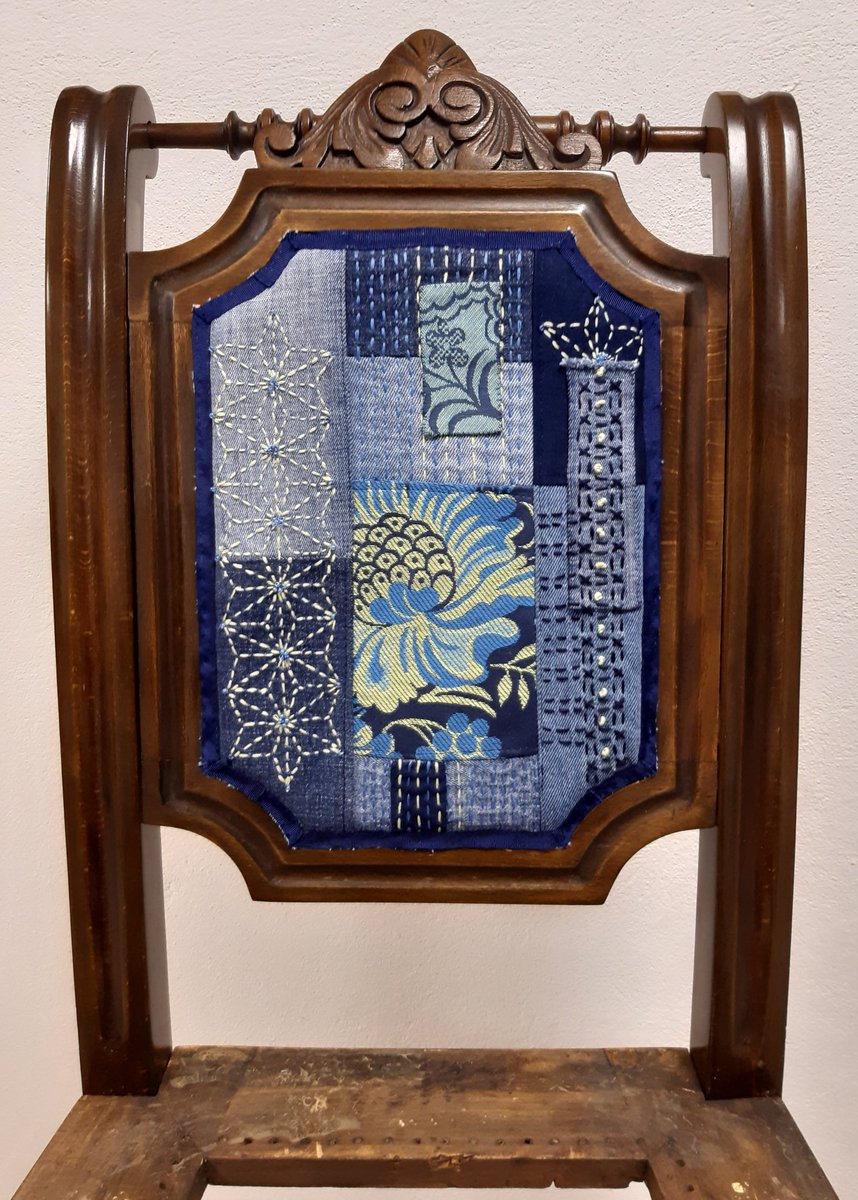 Tage und vier abgebrochene Fingernägel später ... Der Einsatz der Rückenlehne ist fertig.
#reuse #upcycling