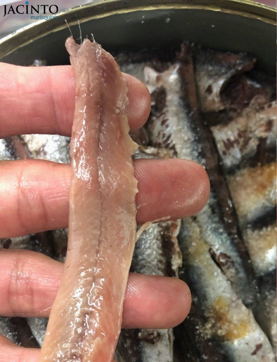 Así trabajan "en la sala de máquinas" un producto delicado y delicioso que es una de las especialidades de la casa, las anchoas del Cantábrico.