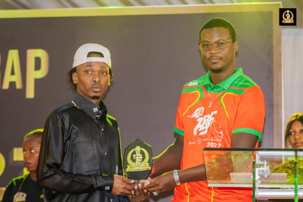 Nous avons remporté le trophée du meilleur Rappeur de la sous régions au Burkina Faso ! Dédié à tout le peuple Nigérien d’ici ou d’ailleurs 🏆🇳🇪🇳🇪