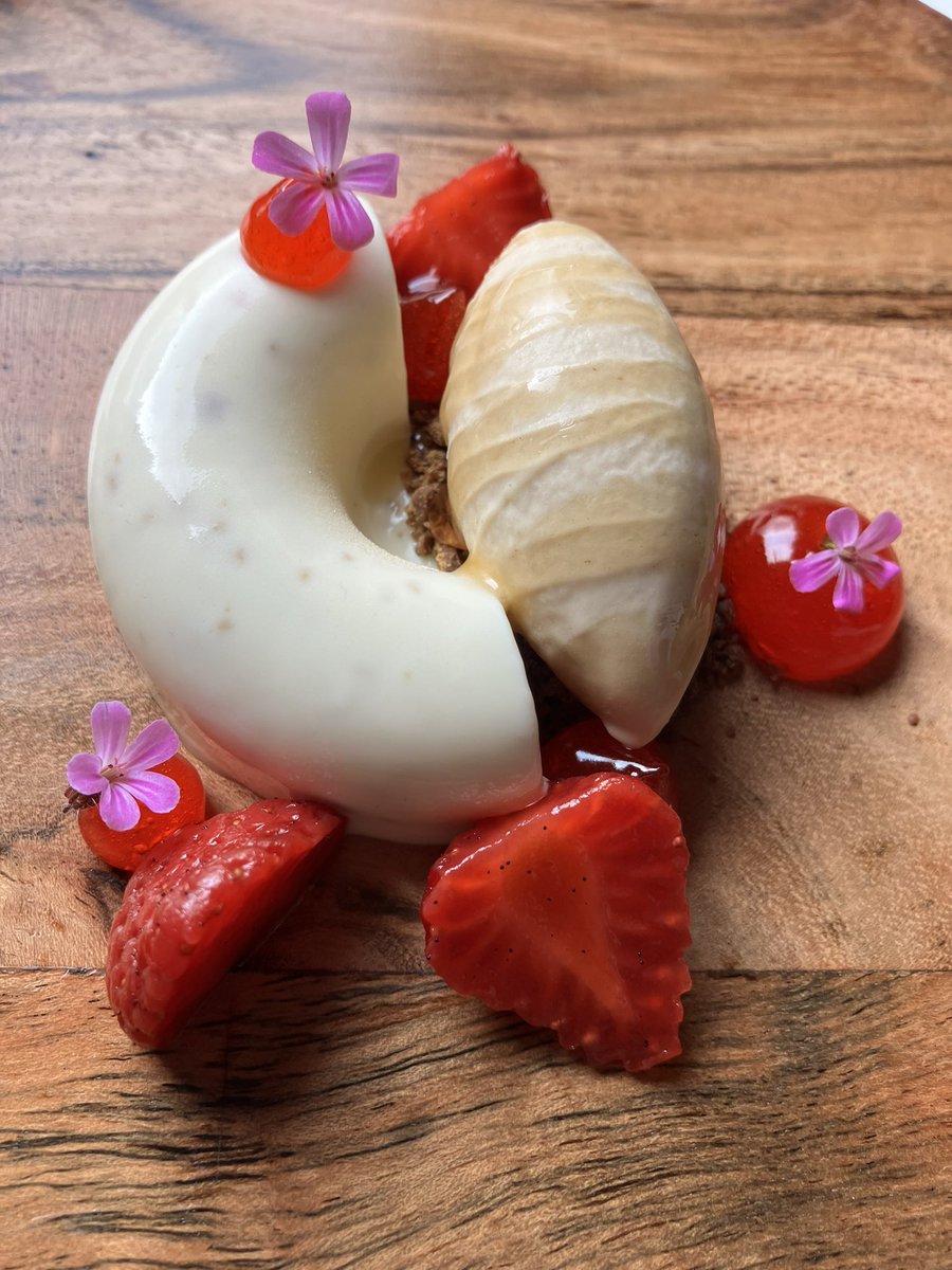 Nordik_Kitchen's tweet photo. Sourdough|Strawberries|White Chocolate 

Sourdough Ice-Cream, Macerated Strawberries, Roasted Yeast Parfait

Will be on our pop-up in Swansea  on the 21st July (link in bio for bookings) 🦌 https://t.co/O1cMfNq7oc