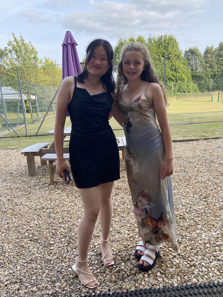 Betsy and Liberty are off to the Performing Arts Dinner tonight ⁦<a href="/SherborneGirls/">Sherborne Girls</a>⁩