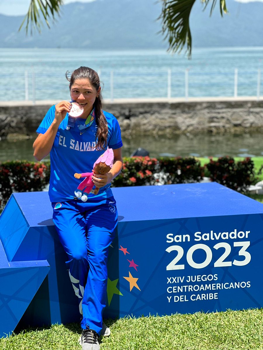 Nuestra presentadora de <a href="/ArribaMiGente21/">Arriba Mi Gente 21</a>, <a href="/IreneCastillotv/">Irene Castillo</a>, comparte unos momentos con la atleta <a href="/adrianael/">adriana escobar</a>, quien dio al país la primera presea de bronce en los XXIV Juegos Centroamericanos y del Caribe #SanSalvador2023.
🥉🇸🇻✨