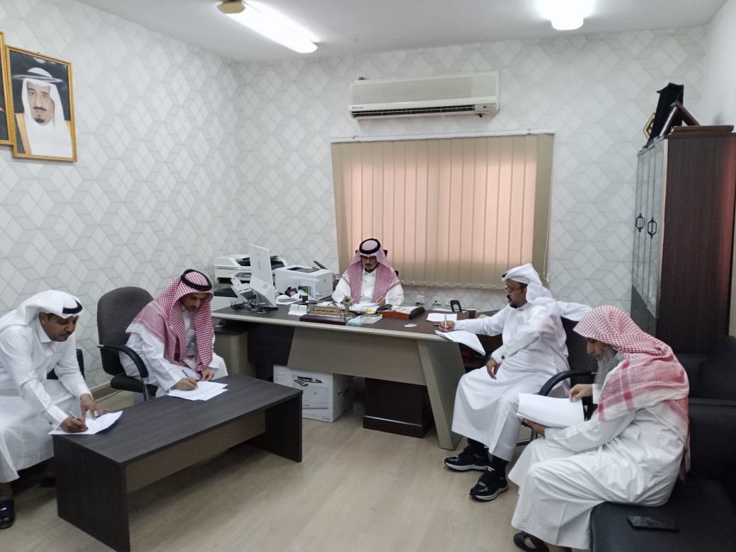 عقدت مساء اليوم اللجنة التنفيذية لاختبارات الدور الثاني للطلاب المتوقع تخرجهم اجتماعها الأول بإدارة الاختبارات والقبول وذلك لوضع الاستعدادات اللازمة للاختبار والذي سيتم خلال الفترة من يوم الاحد 21 / 12 /1444هـ  الى يوم الخميس 25 / 12 / 1444هـ 
#تعليم_الطائف