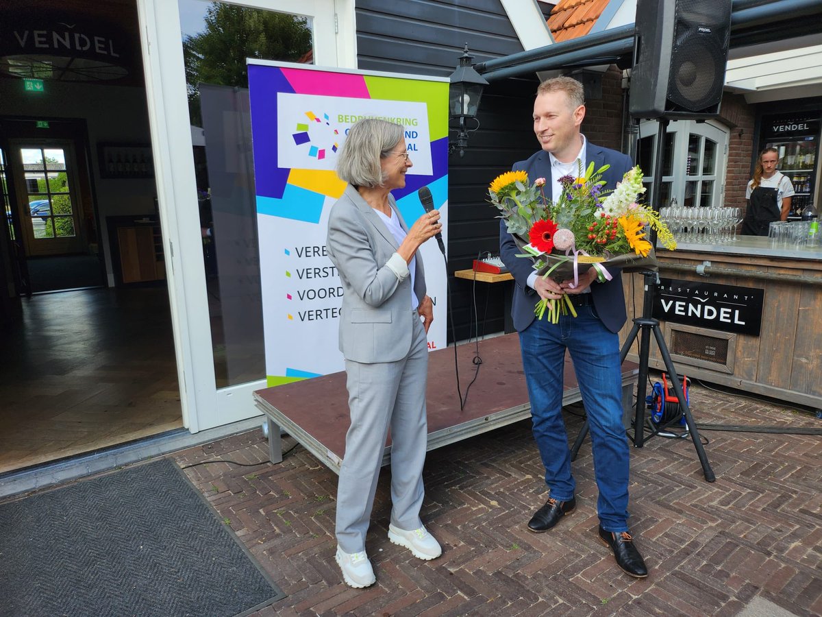 Vandaag had ik de eer om de zilveren haring uit te reiken aan Nancy van der Vin voor haar actieve inzet voor Ondernemend Veenendaal en de ⁦<a href="/RegioFoodValley/">Regio Foodvalley</a>⁩ op het vlak van inclusief ondernemen! #ditisveenendaal