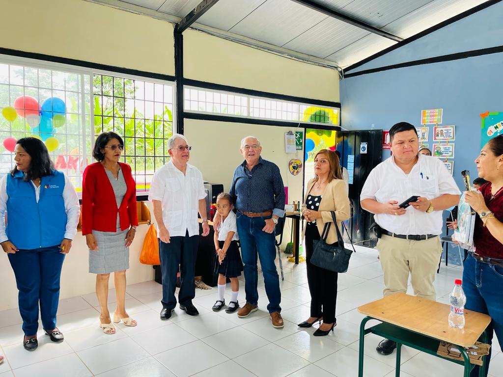 ByronZapataS's tweet photo. Hoy estuve en el sitio el Paraíso, de la parroquia Río Bonito del cantón #ElGuabo para ser parte de la reapertura de la Escuela de Educacion Básica "El Paraíso". Que emoción ver la felicidad de los niños y niñas que desde hoy se educarán en su propio territorio.

@LassoGuillermo https://t.co/Vhu5K8hMQO