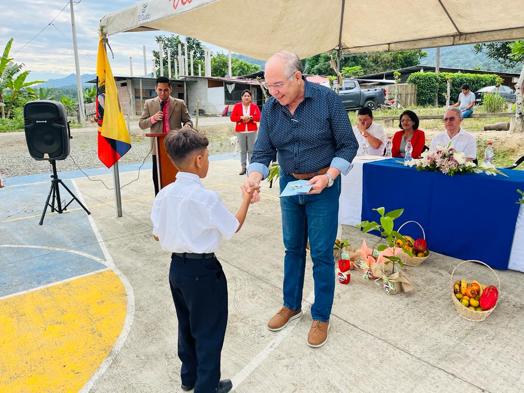 ByronZapataS's tweet photo. Hoy estuve en el sitio el Paraíso, de la parroquia Río Bonito del cantón #ElGuabo para ser parte de la reapertura de la Escuela de Educacion Básica "El Paraíso". Que emoción ver la felicidad de los niños y niñas que desde hoy se educarán en su propio territorio.

@LassoGuillermo https://t.co/Vhu5K8hMQO