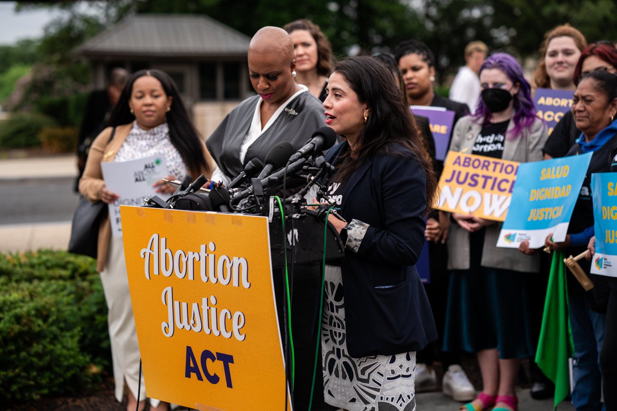 AllAboveAll's tweet image. “For people without documentation, traveling to another state for abortion care can mean risking detention, deportation, and separation from our families..” - @lupemrodriguez of @LatinaInstitute. We need #AbortionJusticeforImmigrants 👏