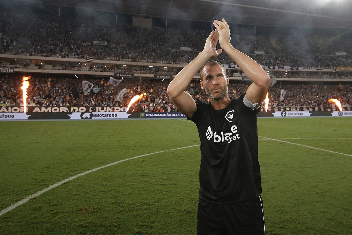 informafogo's tweet photo. 👀 | Botafogo está organizando um jogo festivo para despedida de Joel Carli. A partida ainda não tem data definida, mas a ideia é a seguinte:

Trazer jogadores que atuaram com o zagueiro no Alvinegro e também atletas do atual elenco.

🗞️ | @jotapfragoso https://t.co/o4X7DUG0o6
