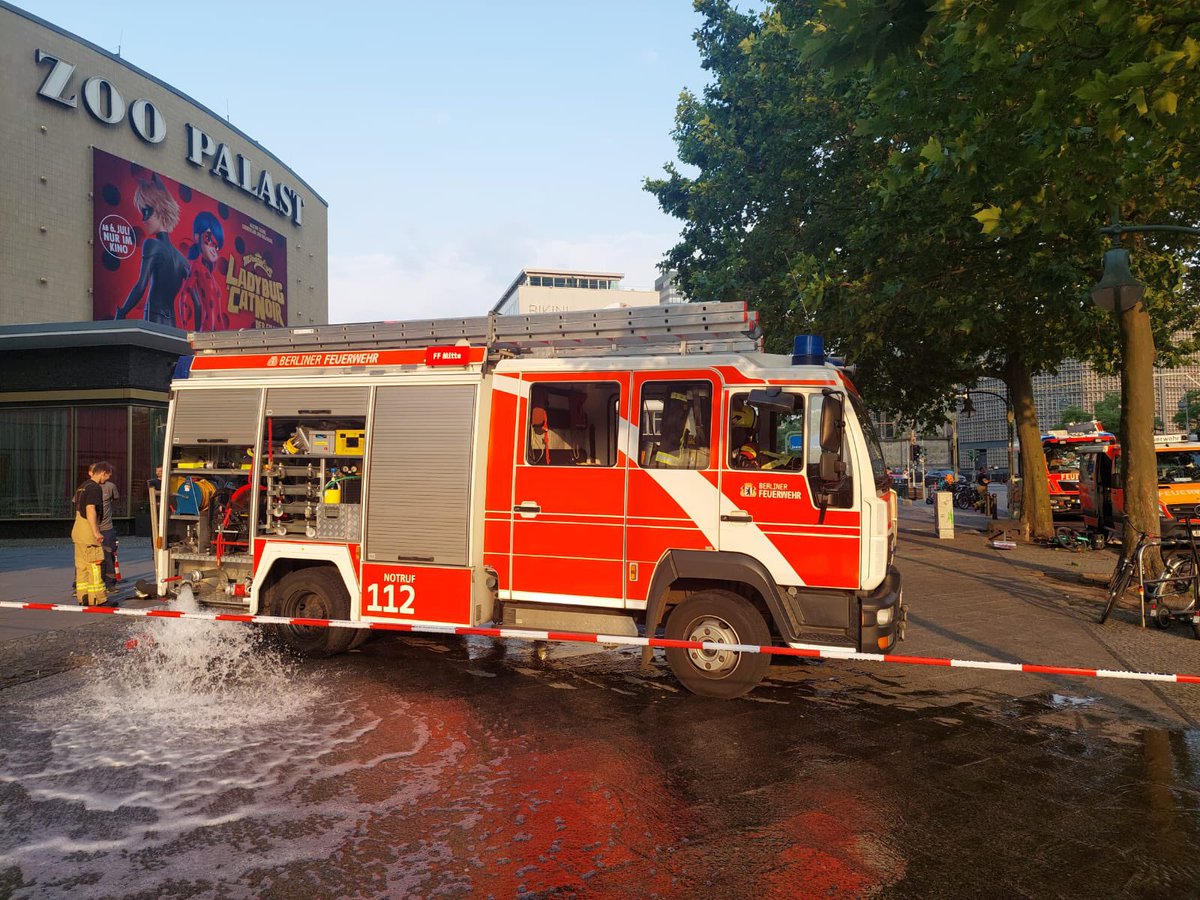 Berliner_Fw's tweet photo. Die @Berliner_Fw hat bislang über 350 wetterbedingte Einsätze abgearbeitet und ist mit vielen Kräften der #Freiwilligen_Feuerwehr im Einsatz. Neben dem #AZ_Wetter haben wir den #AZ_Rettungsdienst ausgerufen. Aktuell sind wir auch im #Zoopalast im Einsatz. Es gibt keine Verletzten https://t.co/QapdWUvItc