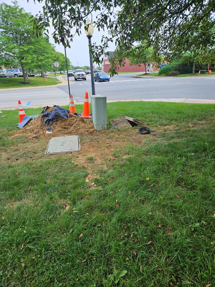 therealsilva's tweet photo. @comcast @verizonfios this is not okay. I don't care that it's my front yard as much as the fact that I have a kid, there are other kids that play and run through the yard! DO BETTER! Also now my Fios Internet is down now! #customerexperience #CustomerService #hazard https://t.co/4Zsy3lsBGI